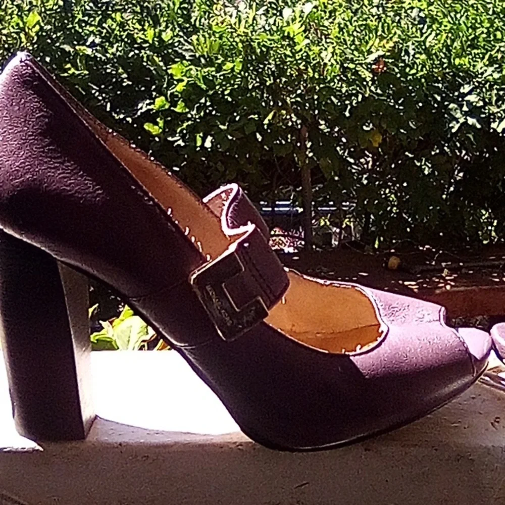 Michael Kors Peep Toes High Heel Shoes With Gold Hardware Buckle. size 6.5M - Picture 2 of 9